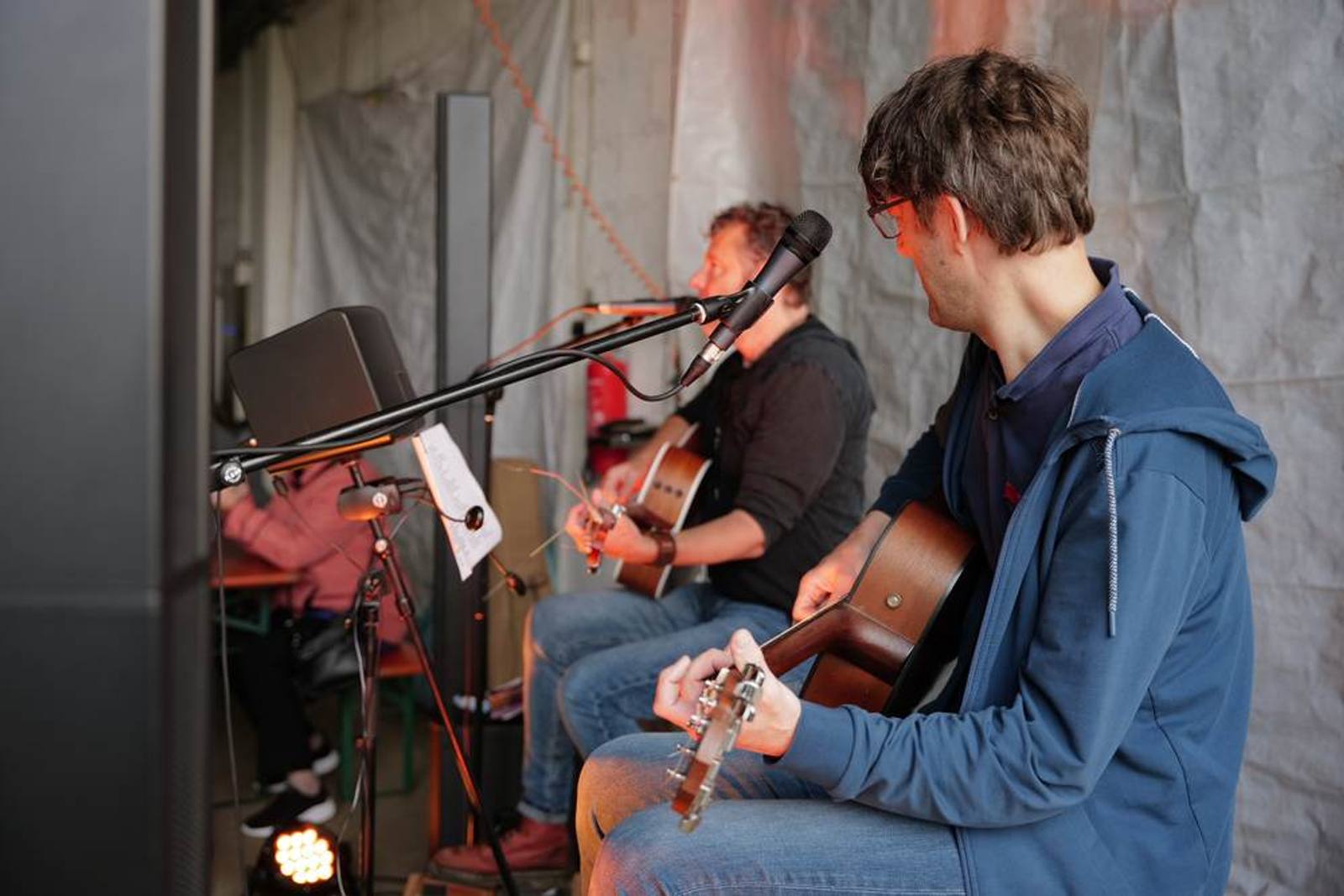 Zwei Musiker mit Gitarren
