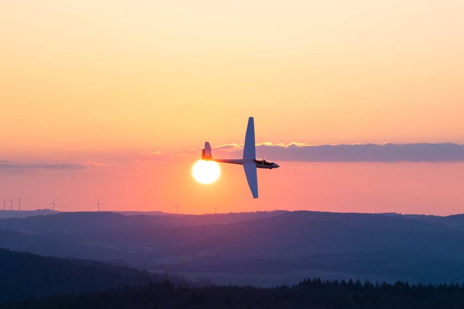 Segelflugzeug genau vor der Sonnenscheibe