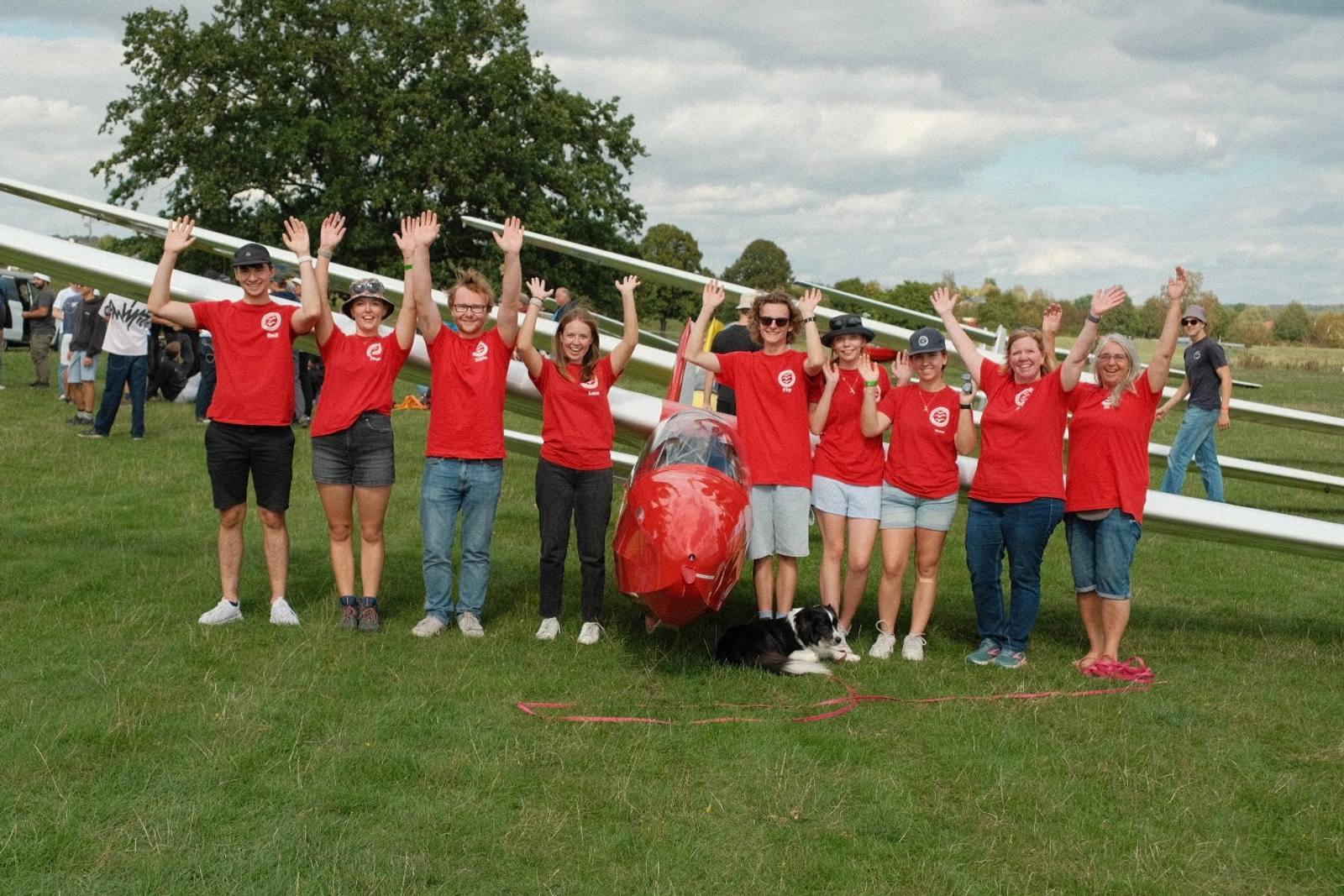 Team K8 vor ihrem Flugzeug