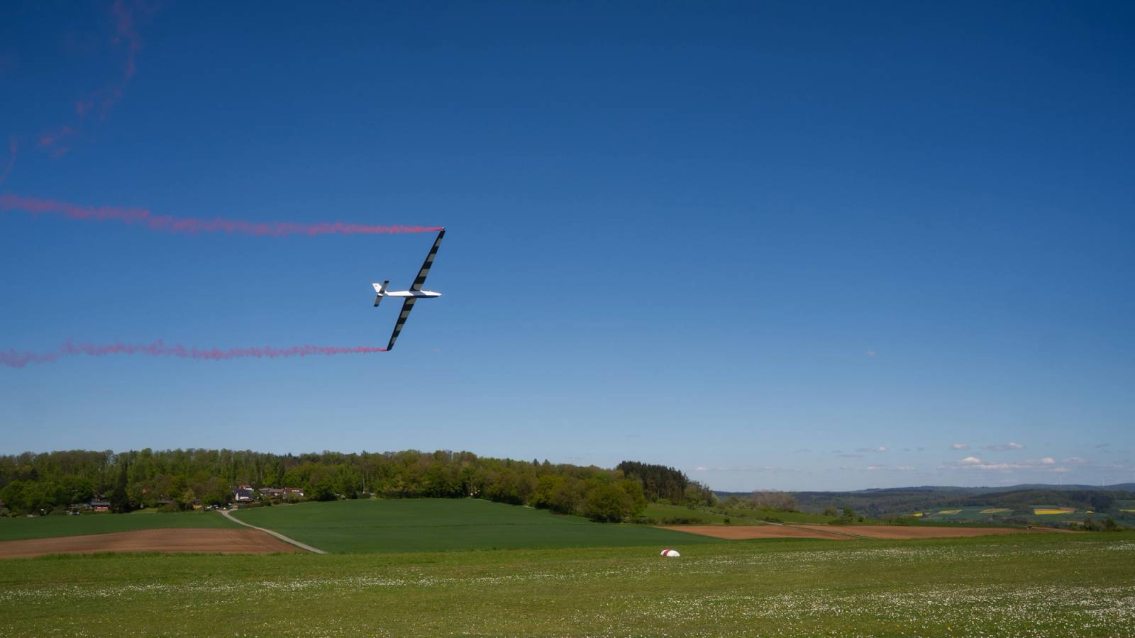 Tiefer Überflug mit Rauch