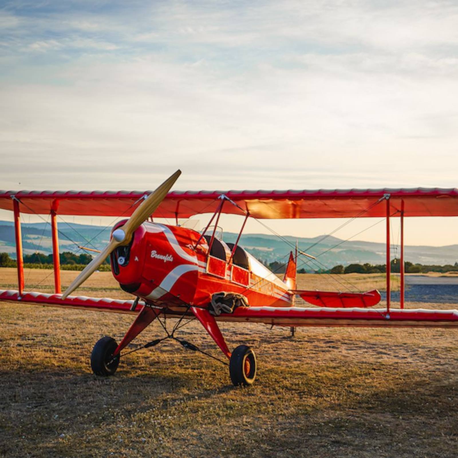 Doppeldecker auf dem Flugplatz
