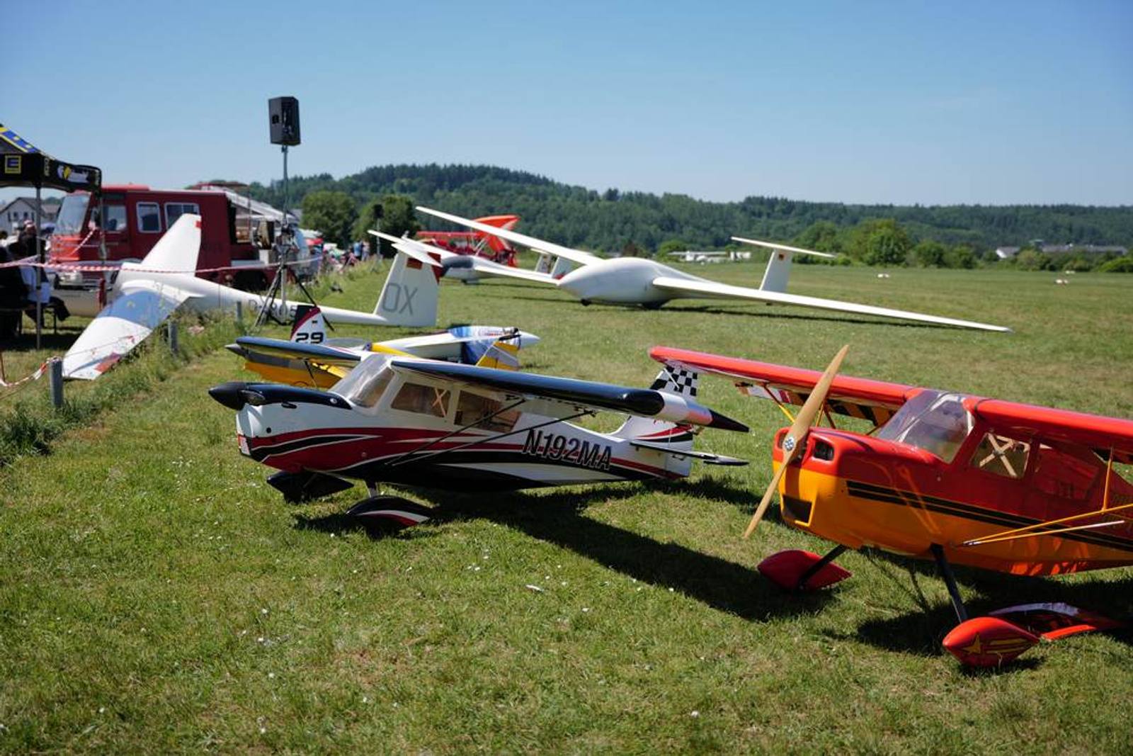 Mehrere Flugmodelle nebeneinander