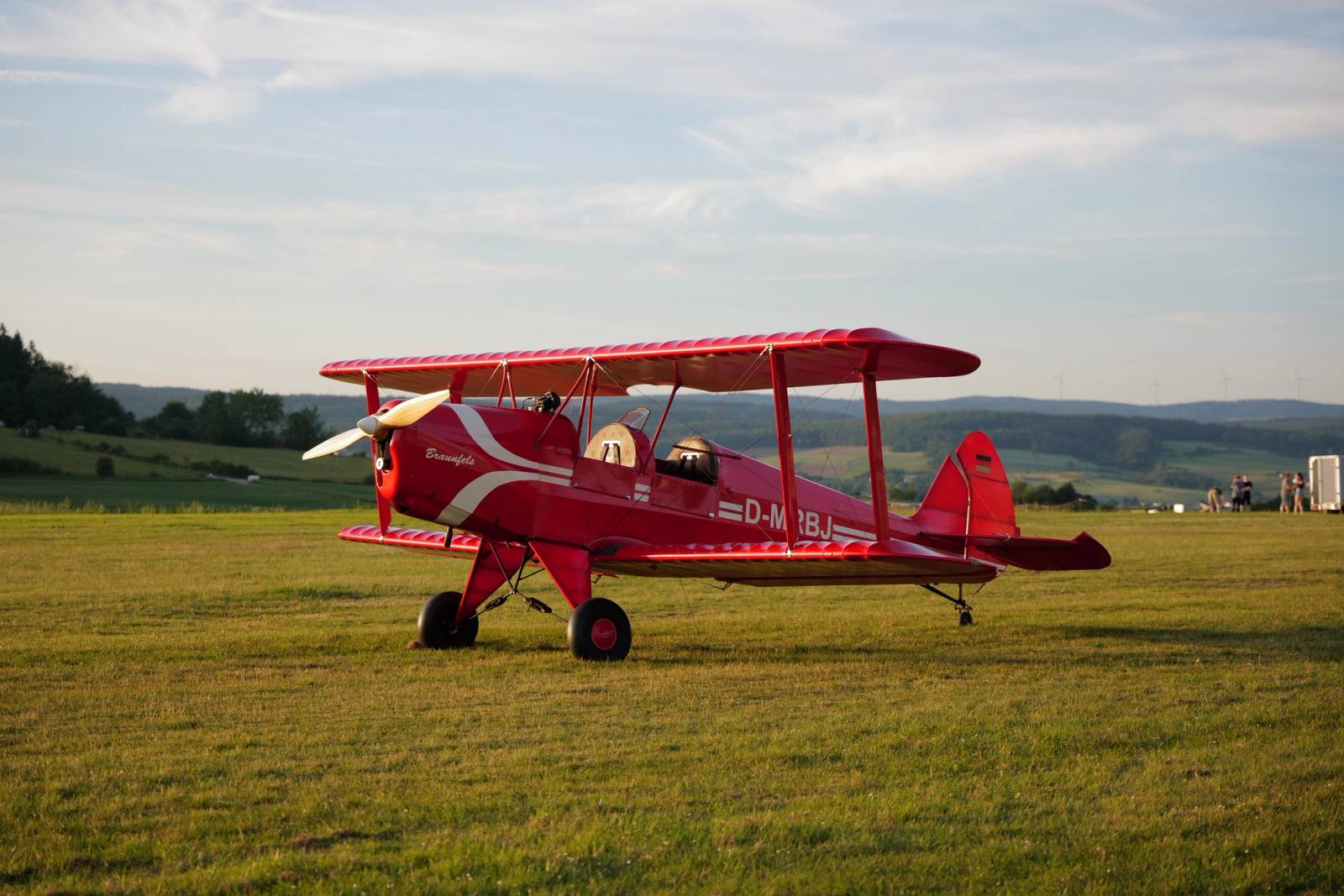 Roter Doppeldecker auf dem Flugplatz