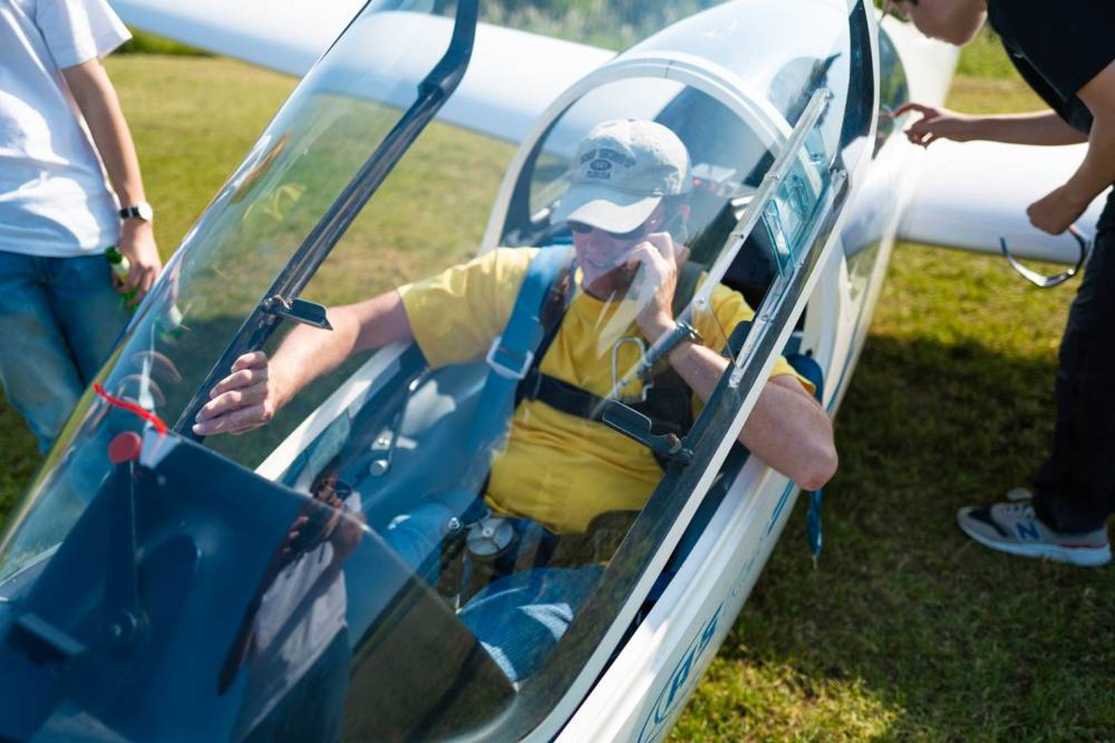Zwei Personen im Cockpit eines Segelflugzeugs