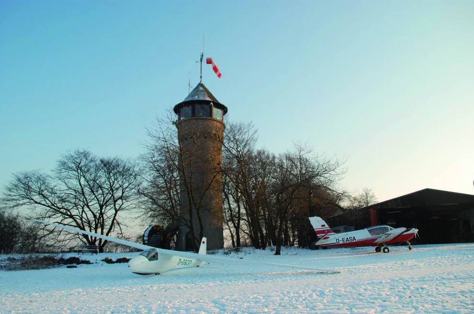 Turm im Schnee, Flugzeuge davor