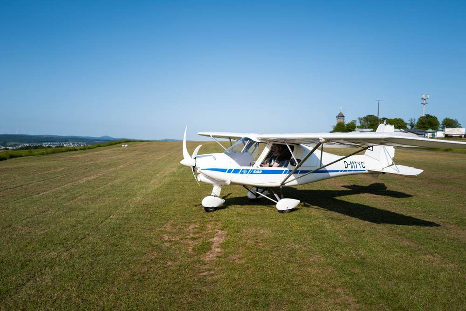 Ultraleichtflugzeug auf der Wiese