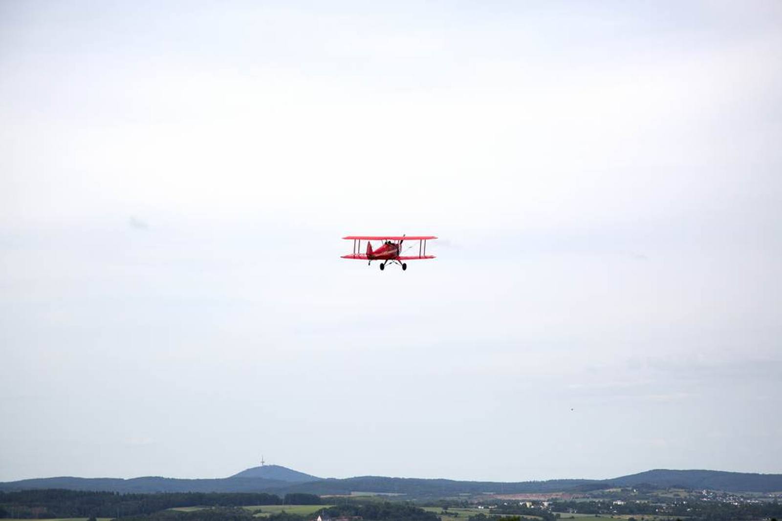 Doppeldecker klein am Himmel