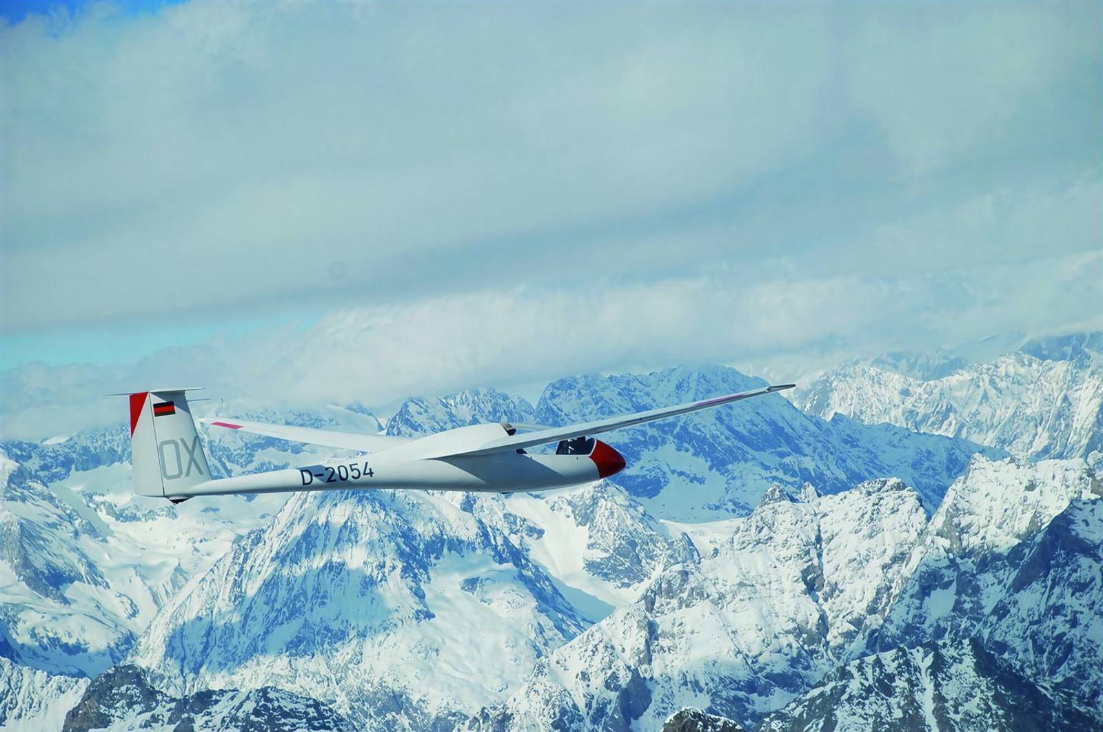 Cirrus D-2054 über den Alpen