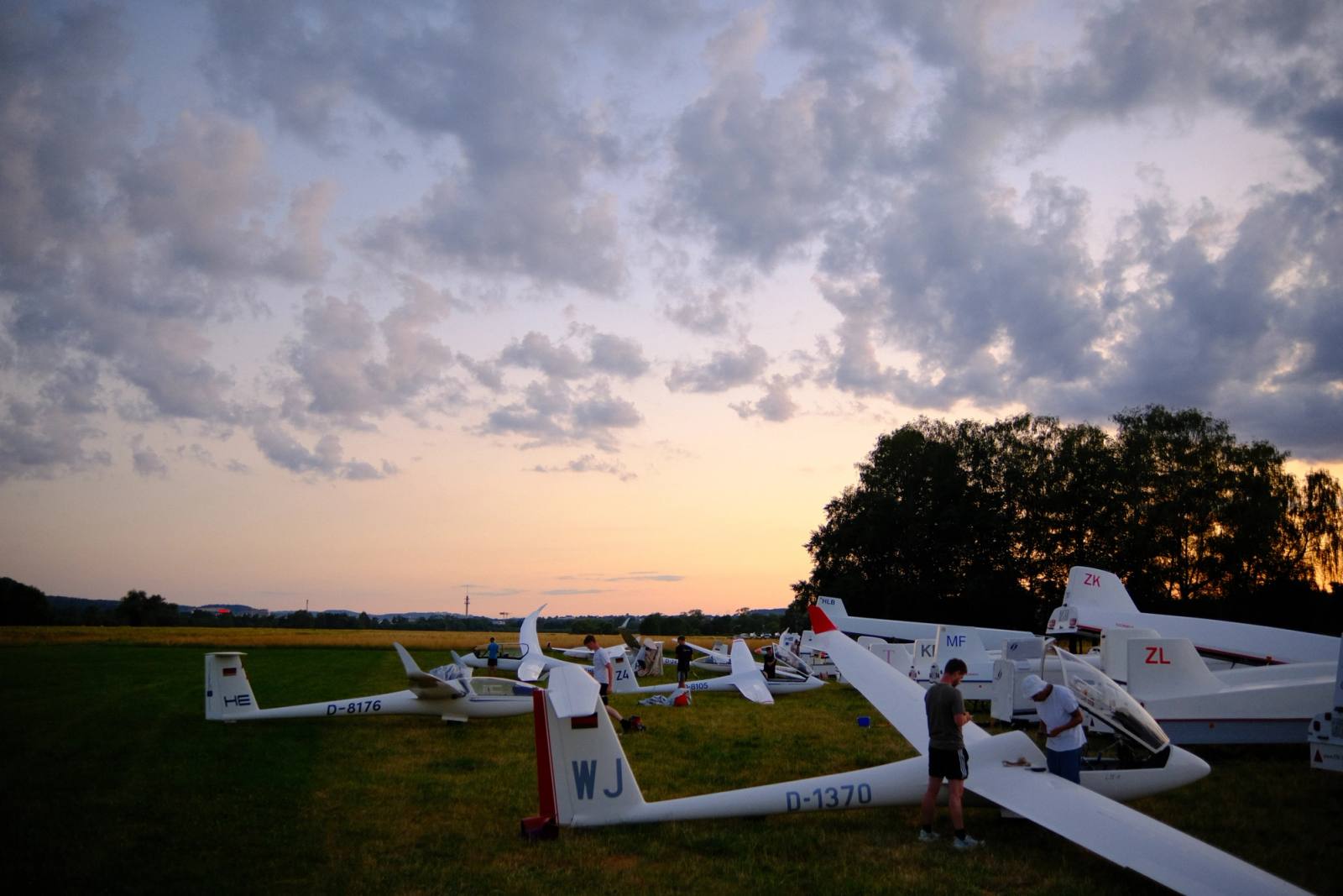 Viele Segelflugzeuge vor ihren Anhängern beim StreLaH