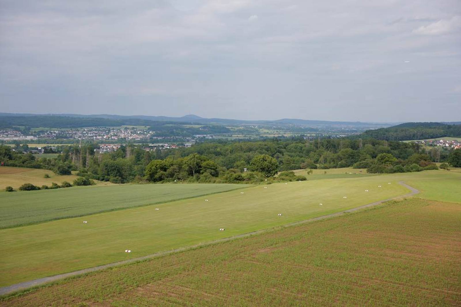 Blick vom Platzrand über die Landschaft