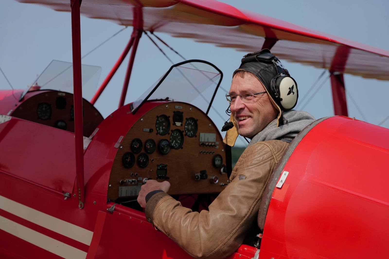 Ein Pilot in unserem offenen Doppeldecker