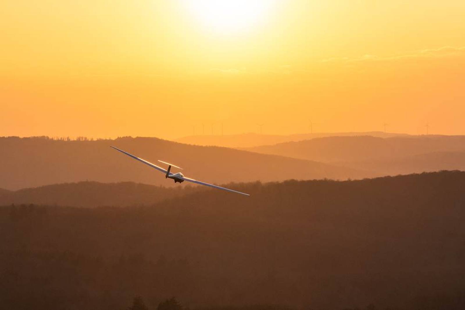Segelflugzeug über einer Hügelkette