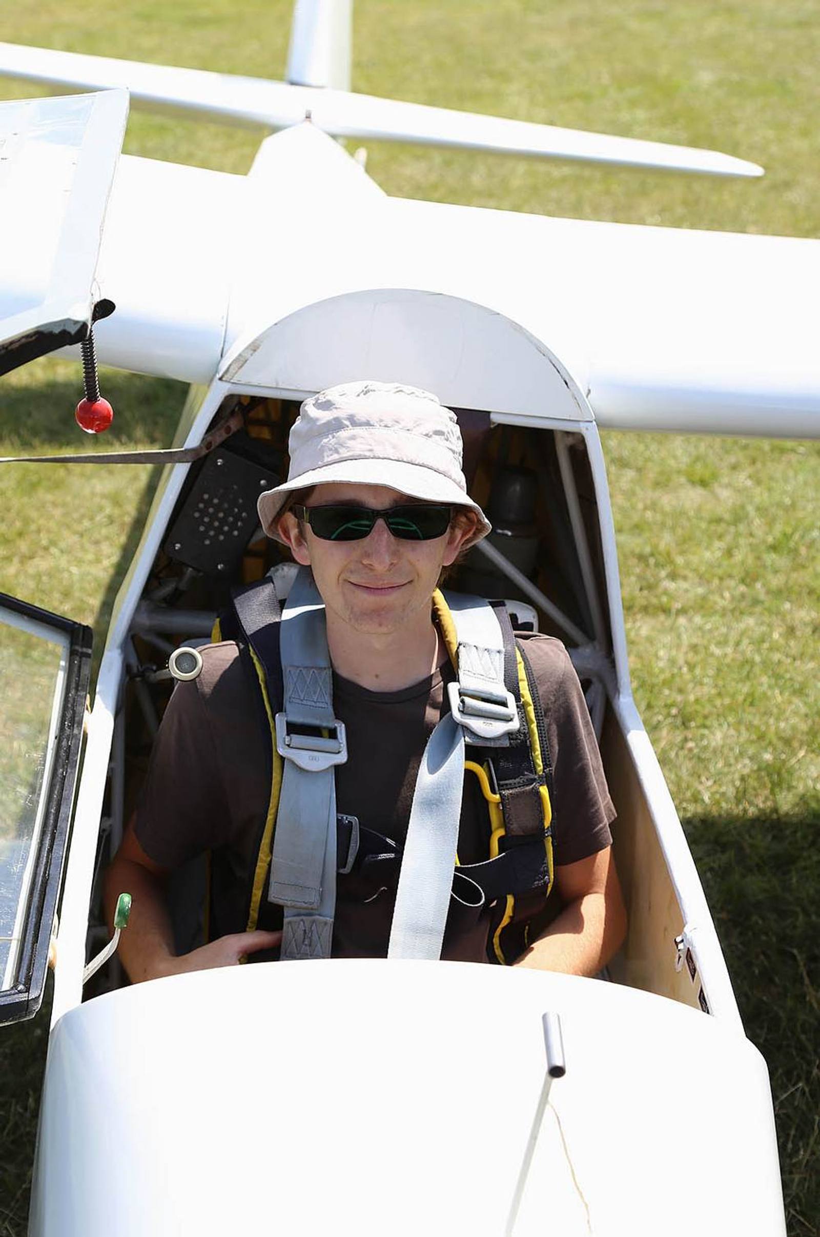 Person im Cockpit eines Segelflugzeugs