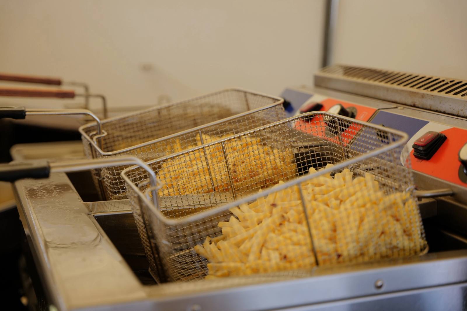 Pommes in der Fritteuse