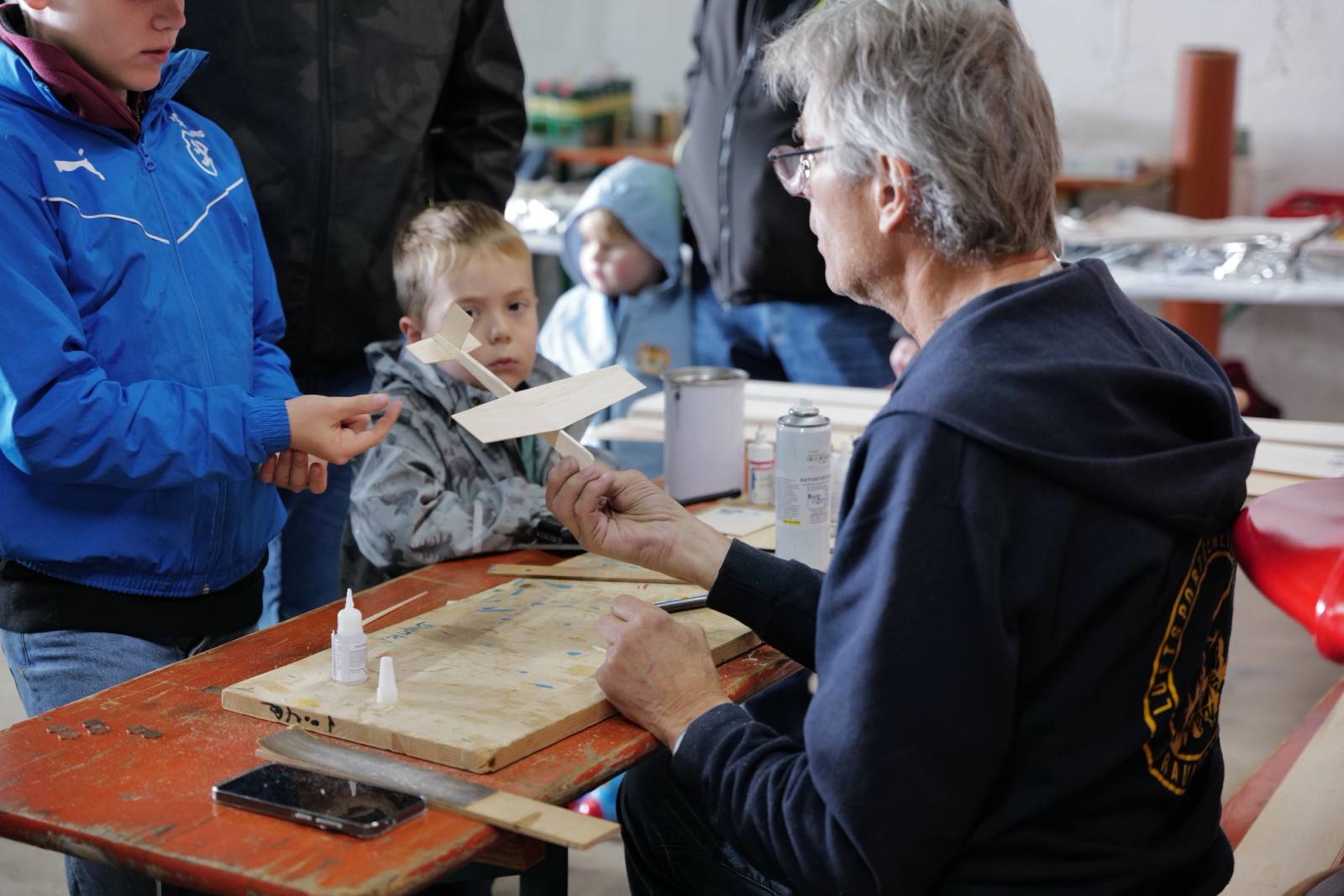 Kinder beim Basteln am Flugplatz