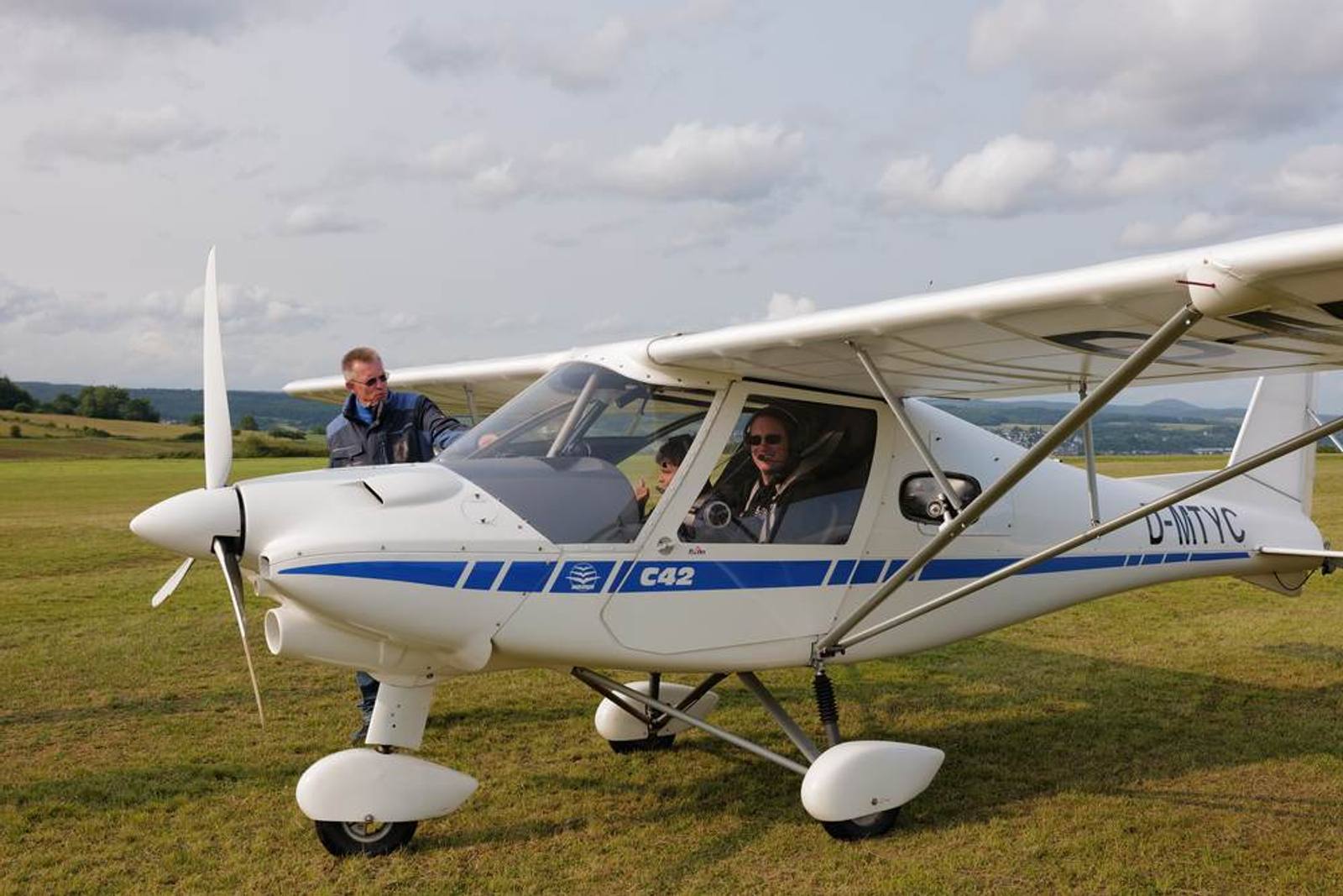 Ultraleichtflugzeug auf der Wiese