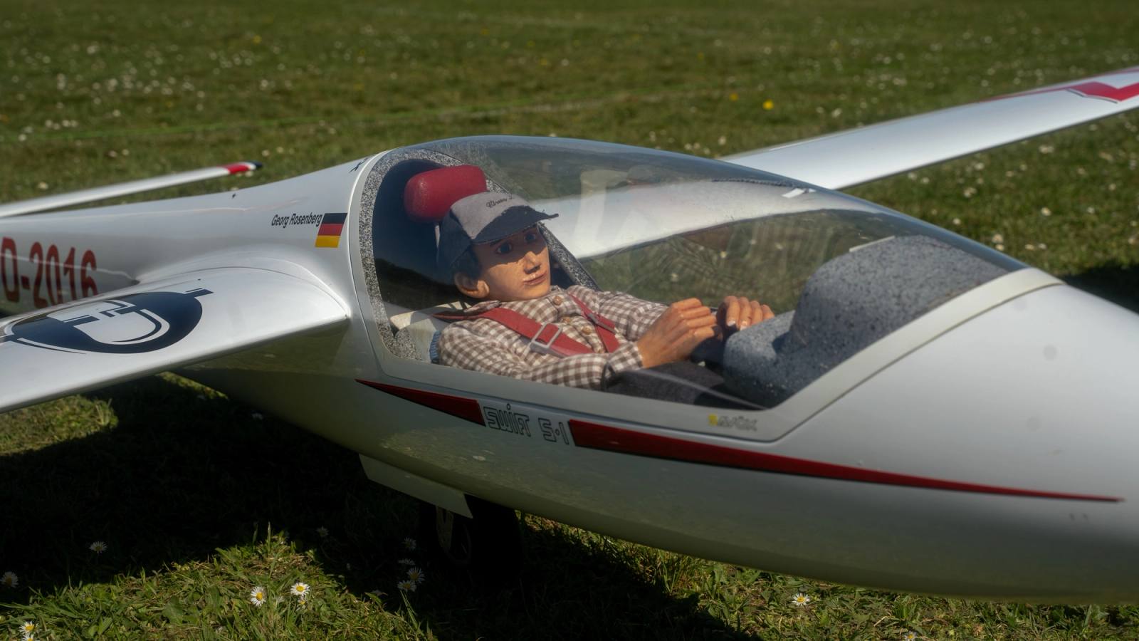 Miniatur-Pilot im Cockpit