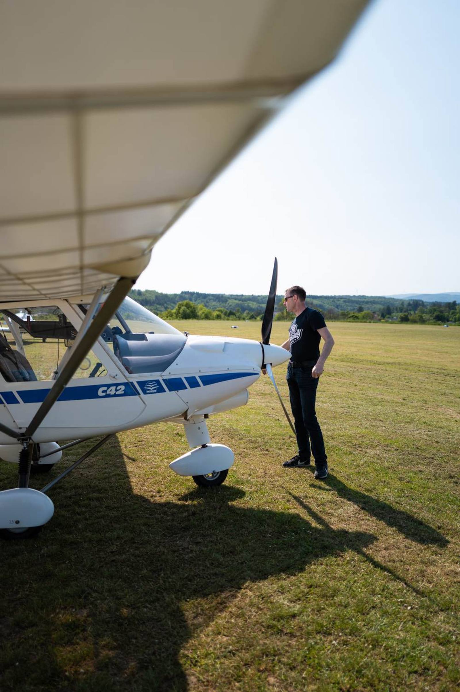 Ultraleichtflugzeug auf der Graspiste
