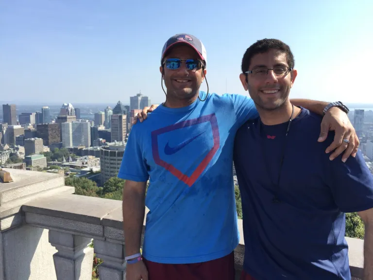 Two travelers with the Montréal skyline behind them.