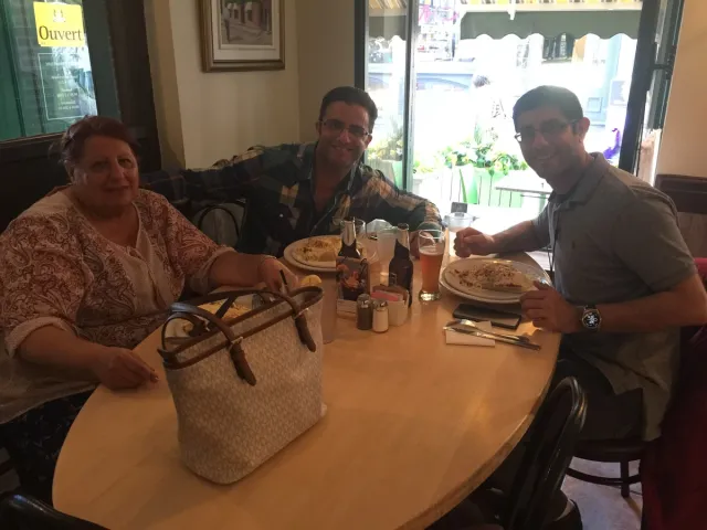 Family gathered around a restaurant table in Montréal.