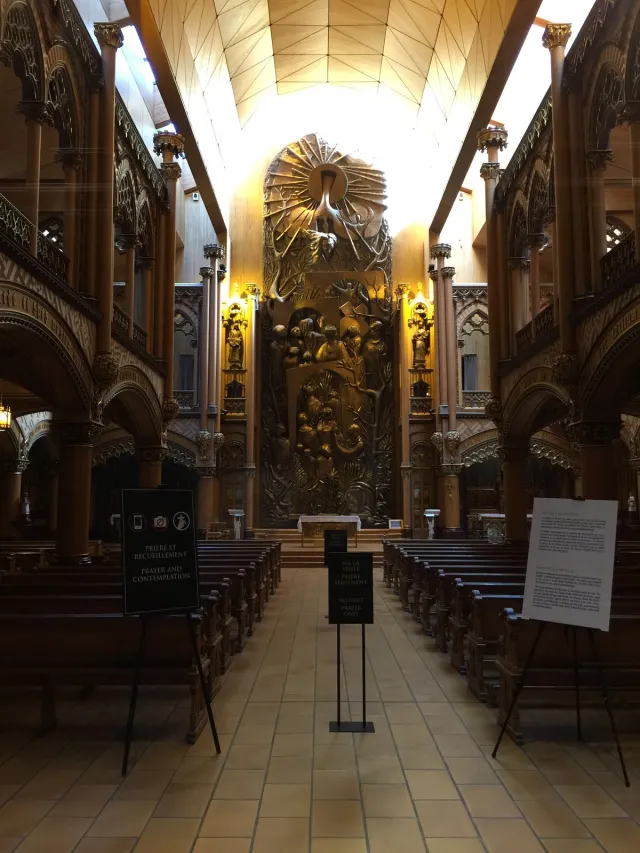 The interior of the Notre-Dame-du-Sacré-Cœur chapel.