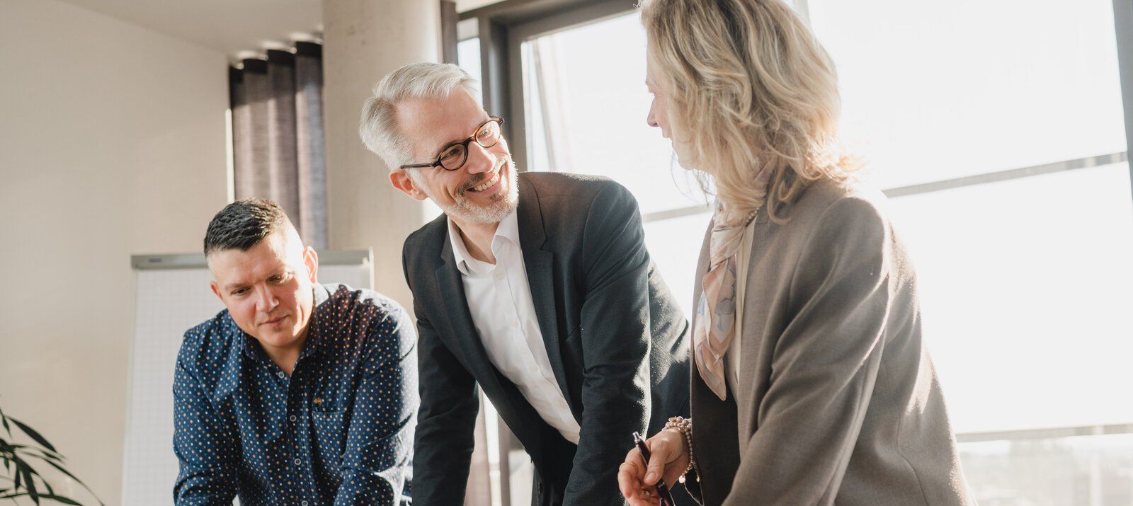 Team im Stehen im Büro