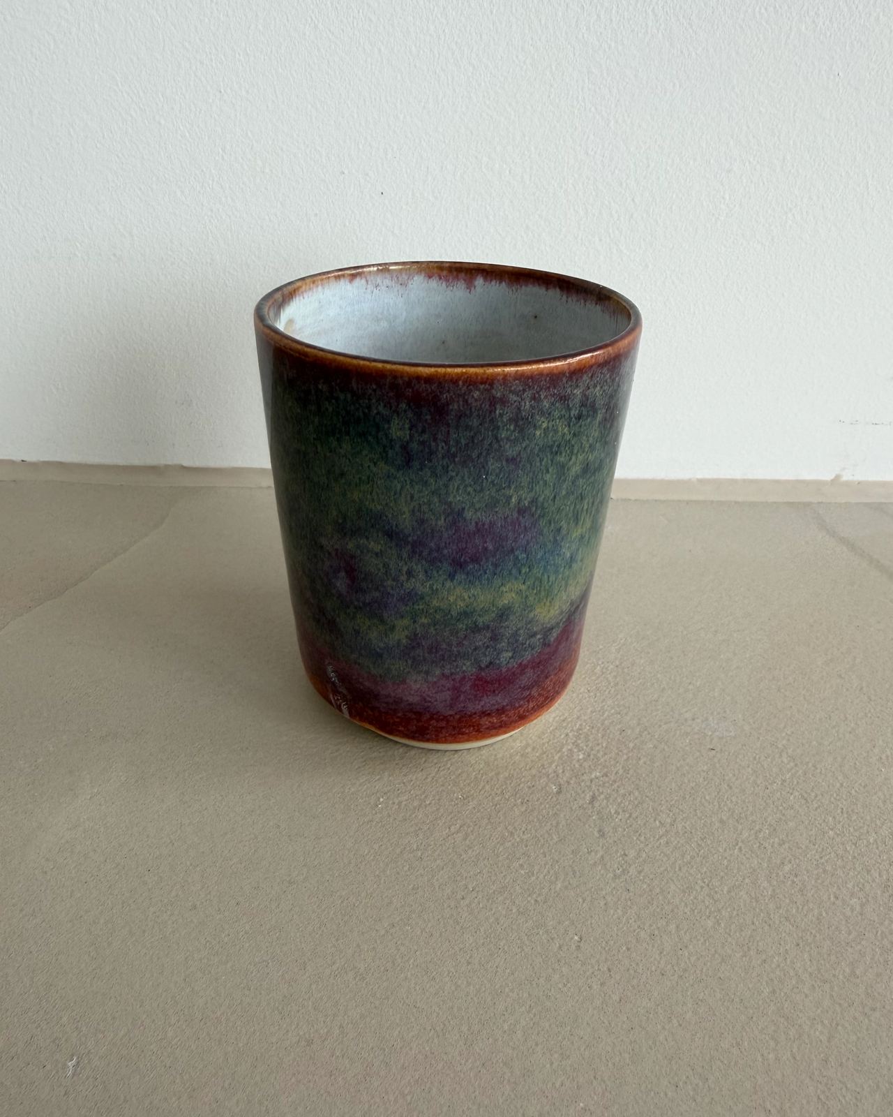 Becher olive braun roter Verlauf