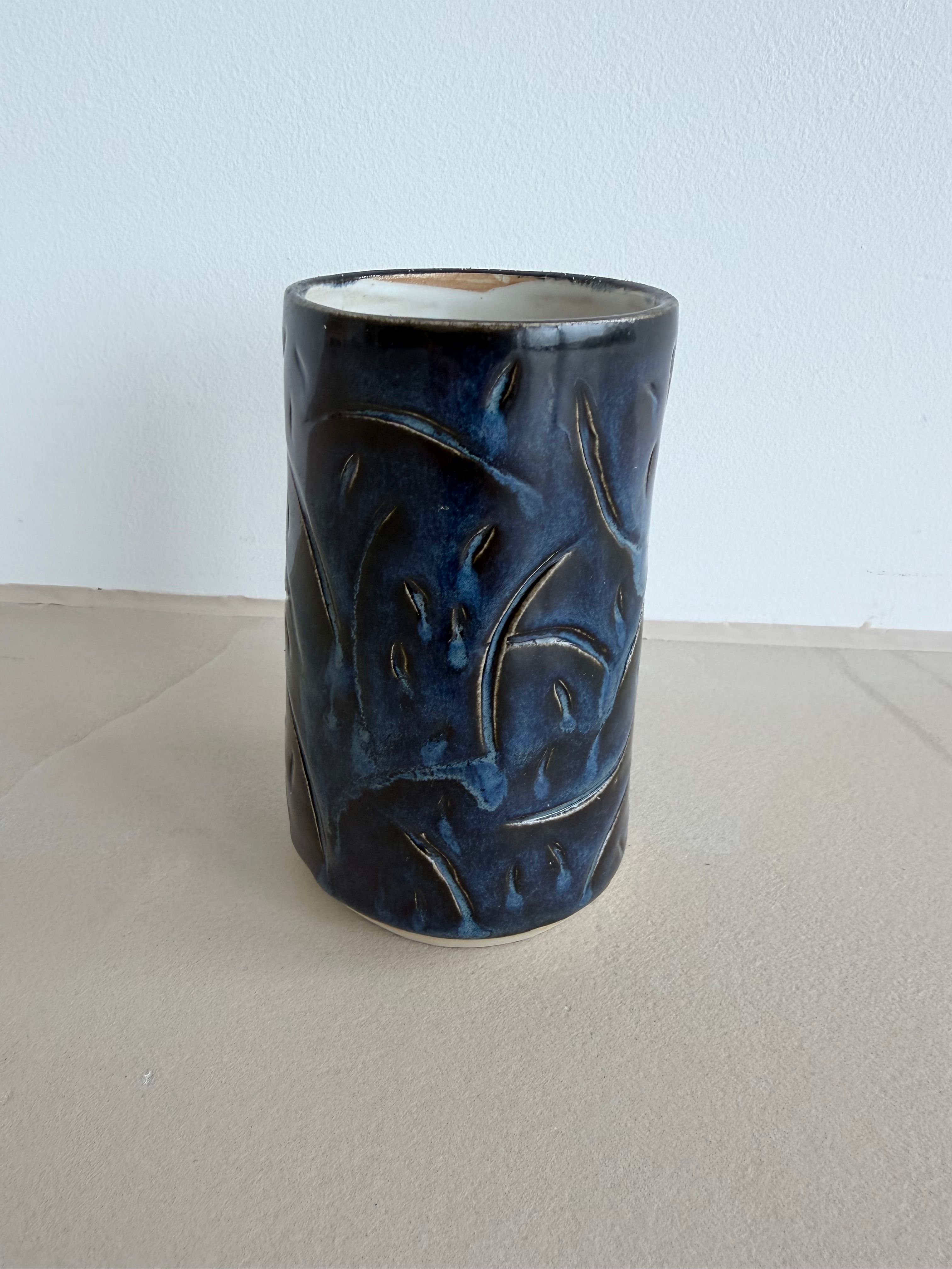 Vase dunkelblau mit Struktur Musterung