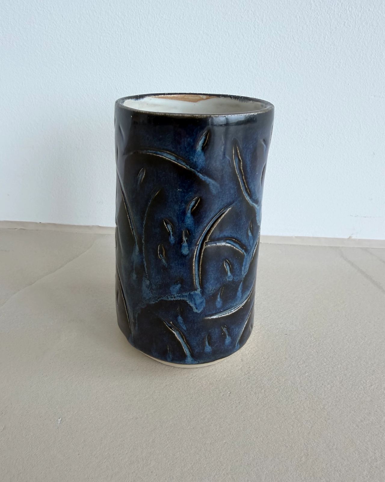 Vase dunkelblau mit Struktur Musterung