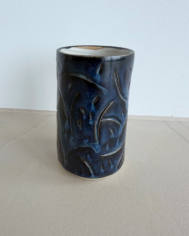 Vase dunkelblau mit Struktur Musterung