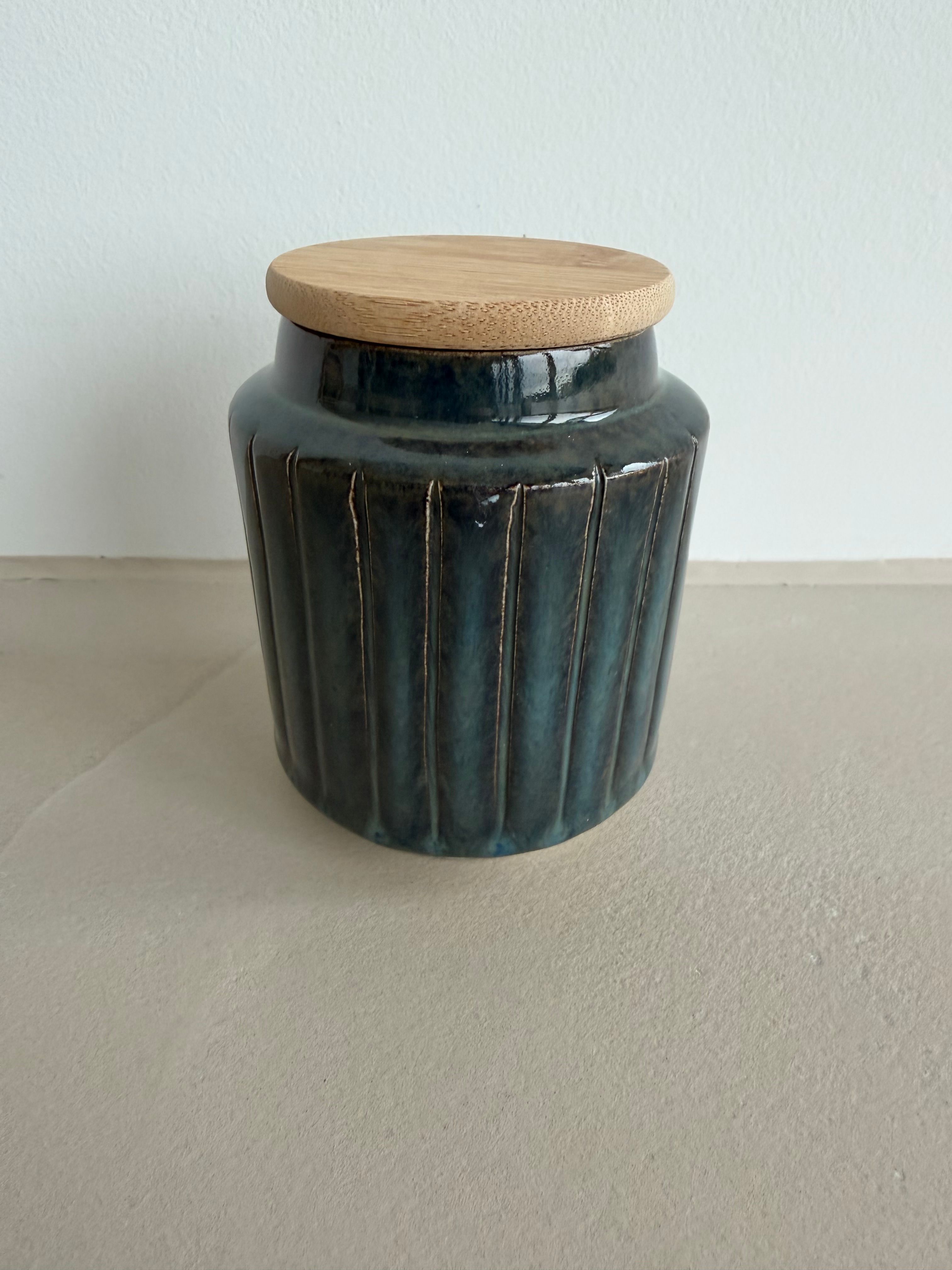 Teebüchse mit Bambusdeckel