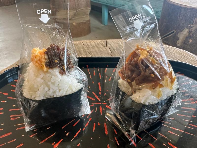 左:紀州鴨そぼろたまご山椒おむすび
右:釜揚げしらす佃煮おむすび
おいしかったです。