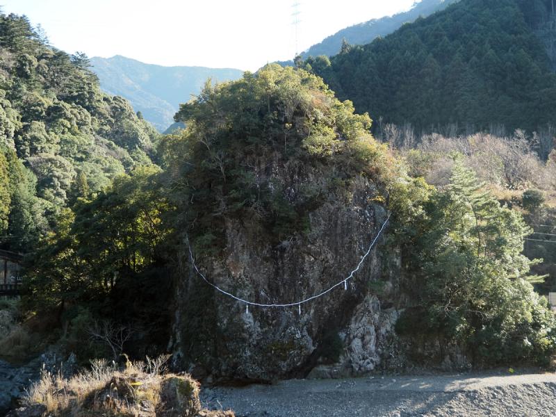 岩倉神社の御神体である粟生の巌です。