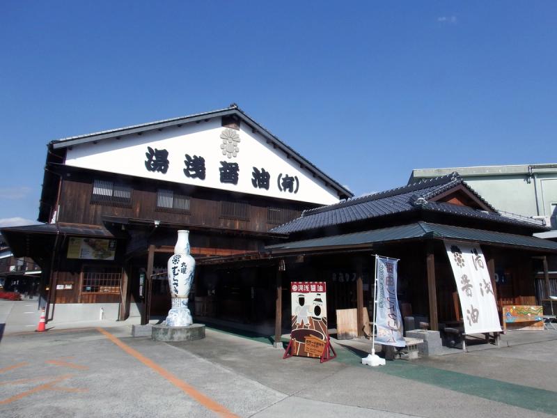 国道42号沿いにある湯浅醤油
醤油や金山寺味噌の販売のほか工場見学やカフェもありました。