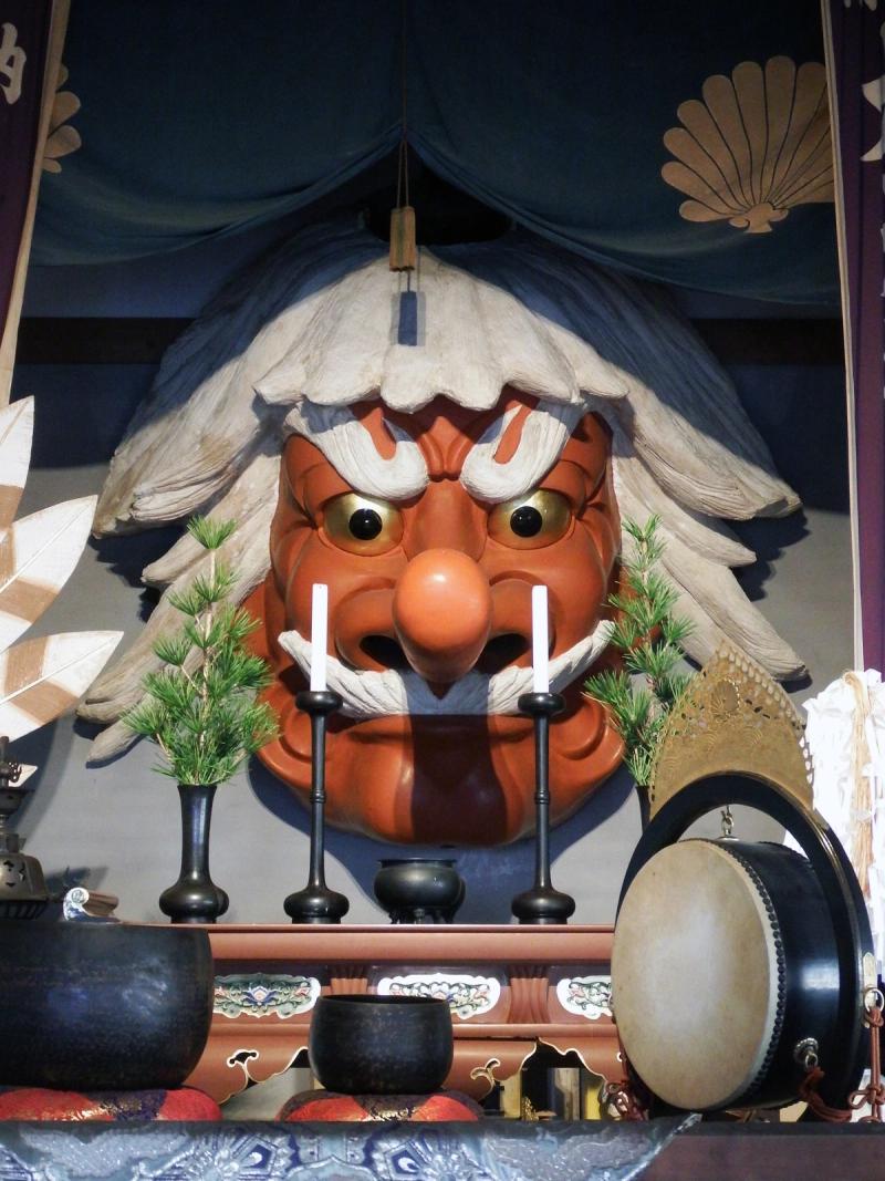 興国寺の境内にある天狗堂には巨大な天狗面が
どうやら秀吉の紀州征伐の際に焼失した伽藍を天狗が一夜のうちに再建したという伝説があるようです。