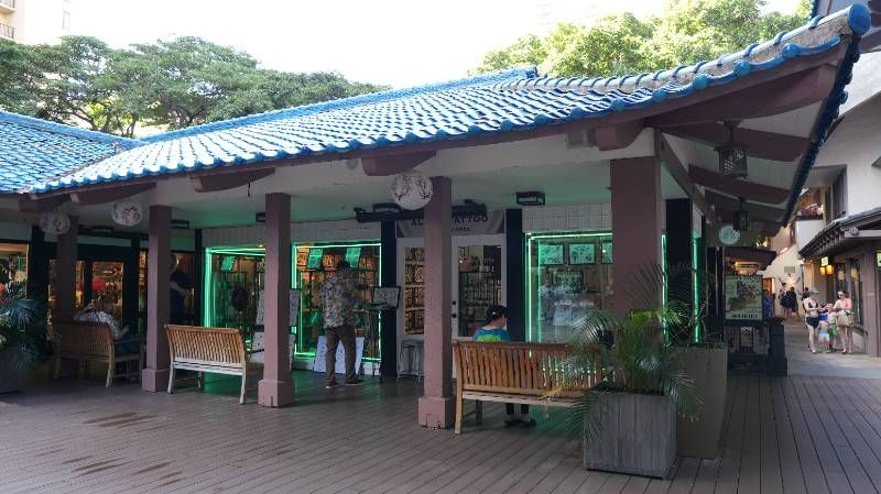 Rainbow Bazaar, Waikiki exterior