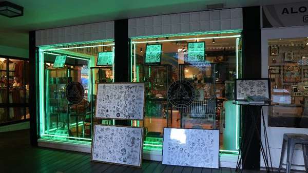 Rainbow Bazaar, Waikiki exterior