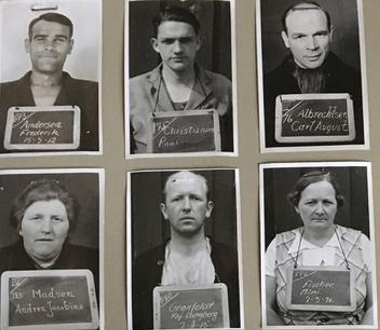 Fotografier af fanger i Frøslevlejren hængt op på en væg