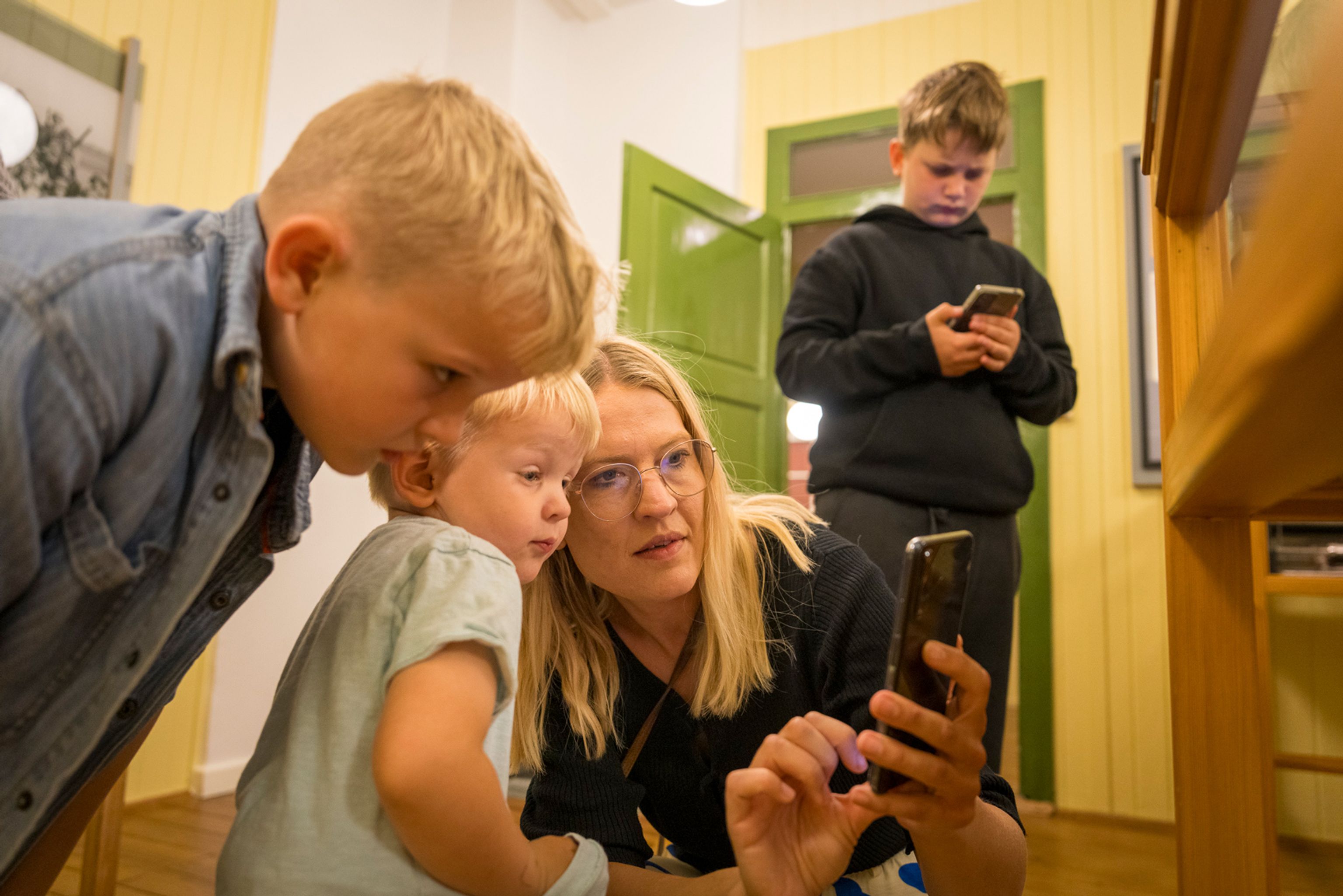 Mor og børn prøver spillet Museumsmysteriet i Frøslevlejren