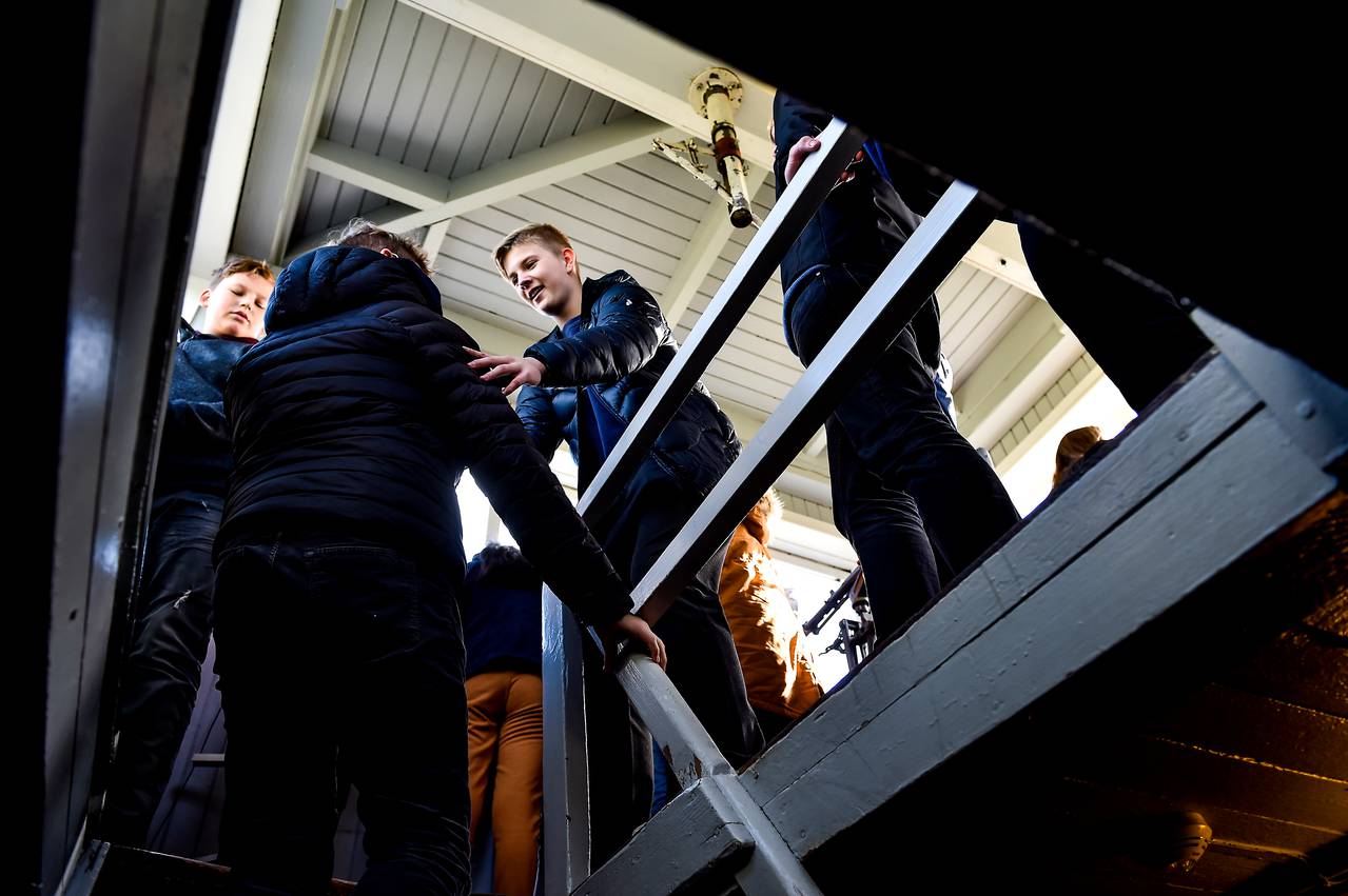 En gruppe drenge går op ad trappen i Hovedvagttårnet i Frøslevlejren