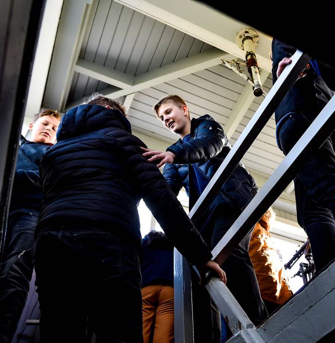 En gruppe drenge går op ad trappen i Hovedvagttårnet i Frøslevlejren