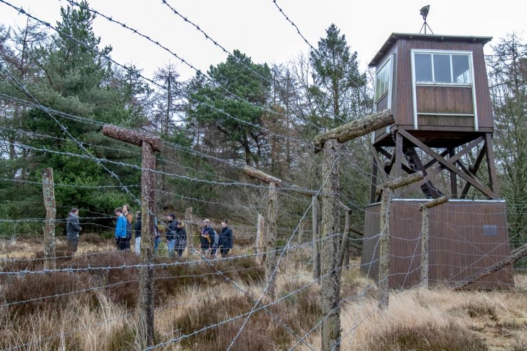 Flugt, pigtråd og miner