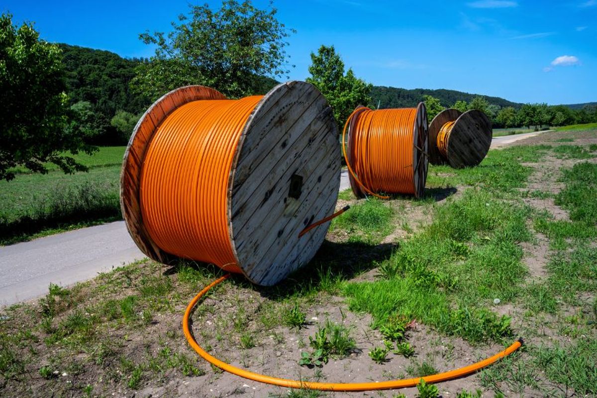 Cáp quang là gì? Đặc điểm cấu tạo và ưu điểm vượt trội