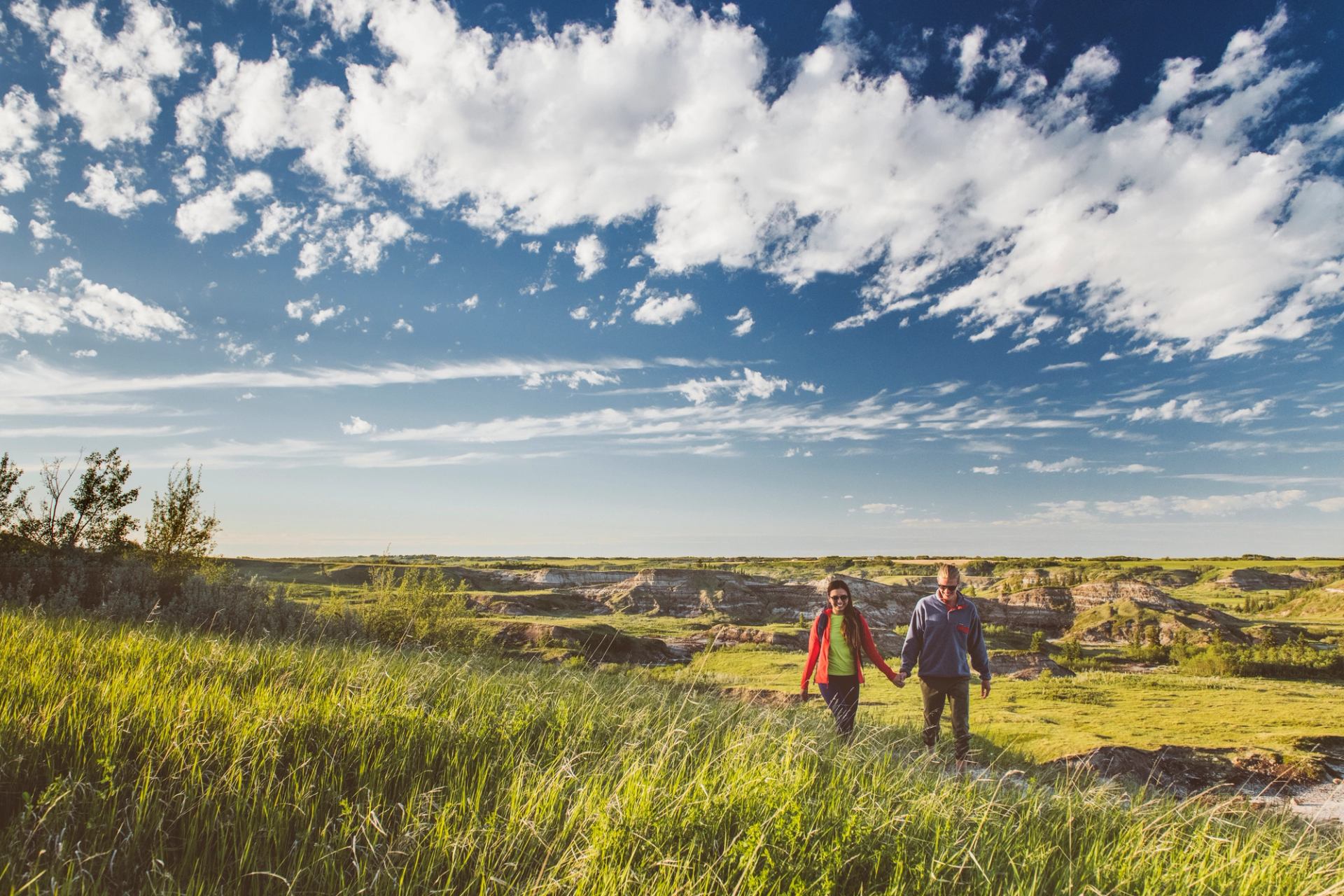 Couple hiking in Donalda.