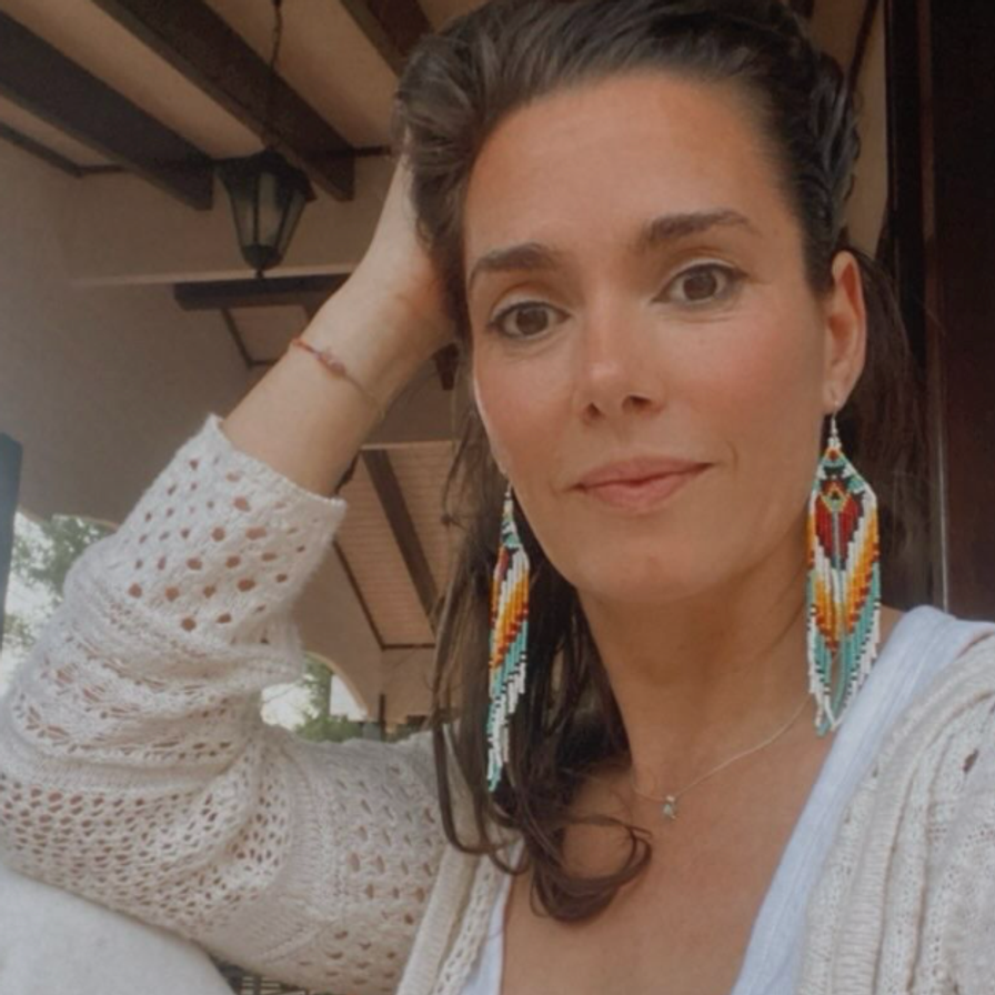 Retrato profesional de María Elena Balaguer, terapeuta especializada en terapias alternativas, mostrando una expresión cálida y profesional