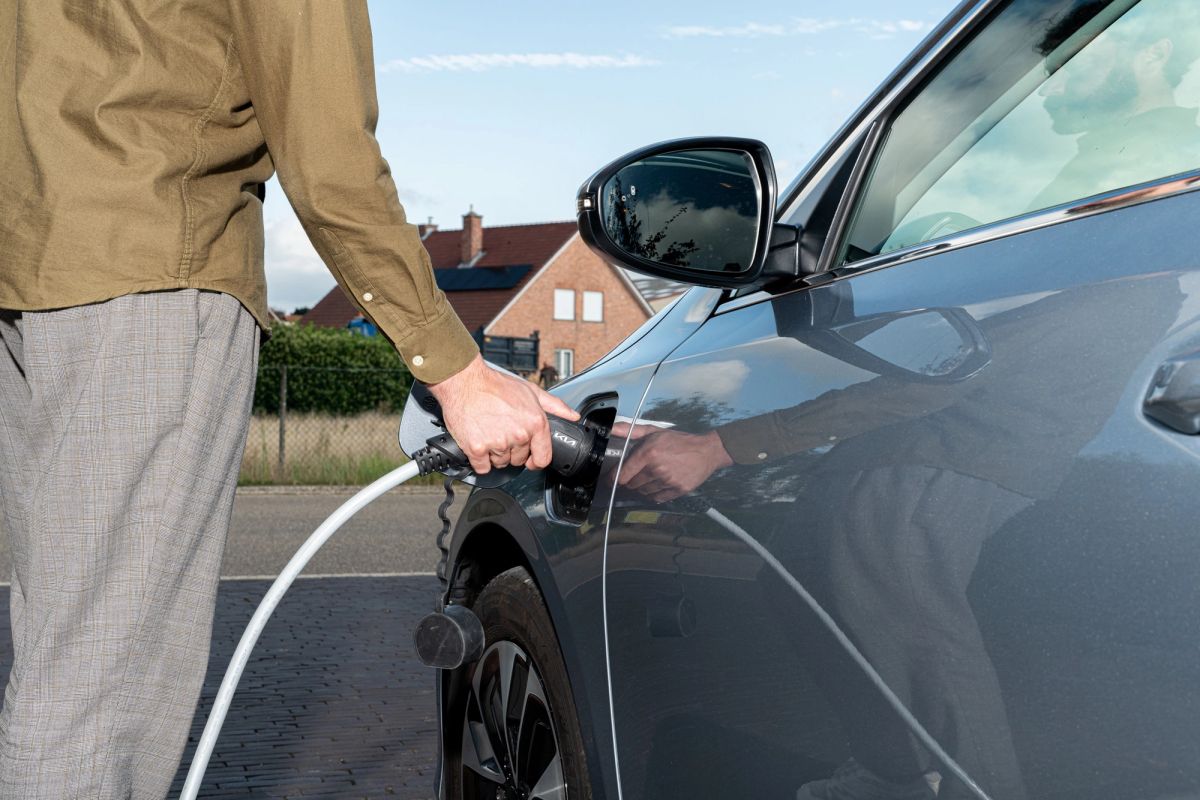 Elektrische wagen aan de lader met duurzame stroom van Energiek - slim, simpel en voordelig