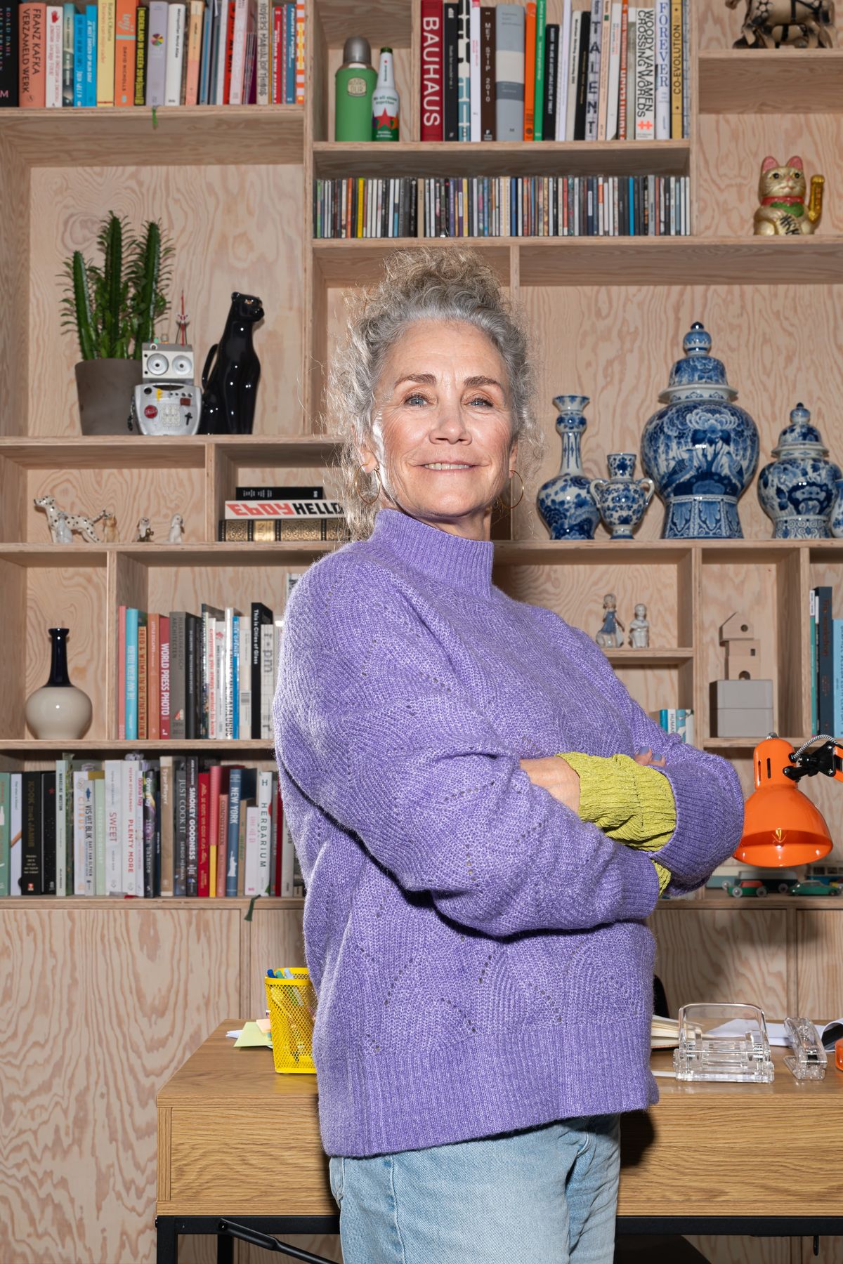 Energiek klant begrijp haar energierekening: zelfverzekerde vrouw met een glimlach geniet van transparante en scherpe prijzen