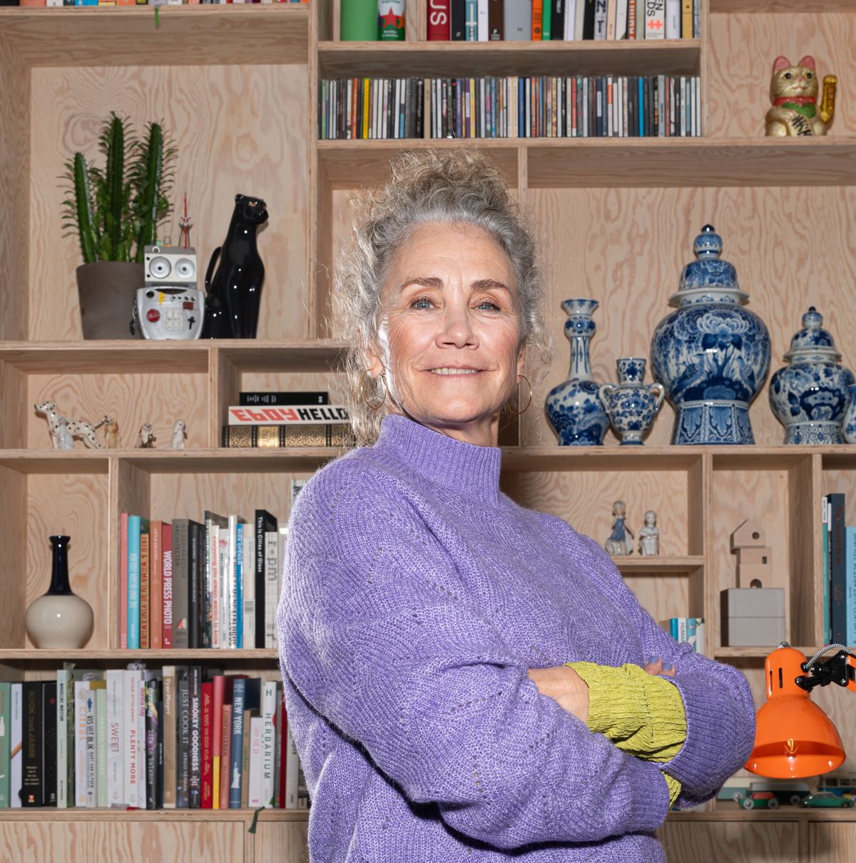 Energiek klant begrijp haar energierekening: zelfverzekerde vrouw met een glimlach geniet van transparante en scherpe prijzen