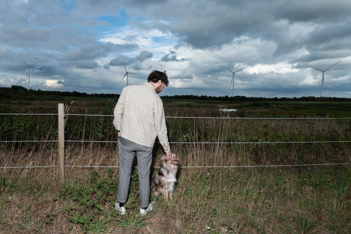 Een hond met zijn baasje in een natuurlijke omgeving, symbool voor lokale energie dicht bij ons