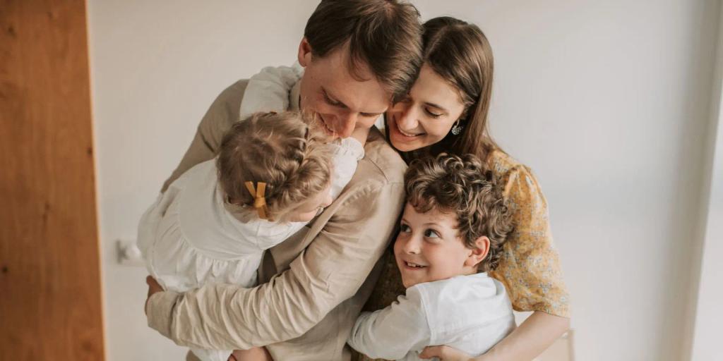 "Силата на ПРЕГРЪДКИТЕ"  или как обичта и прегръдките променят формирането на личността?
